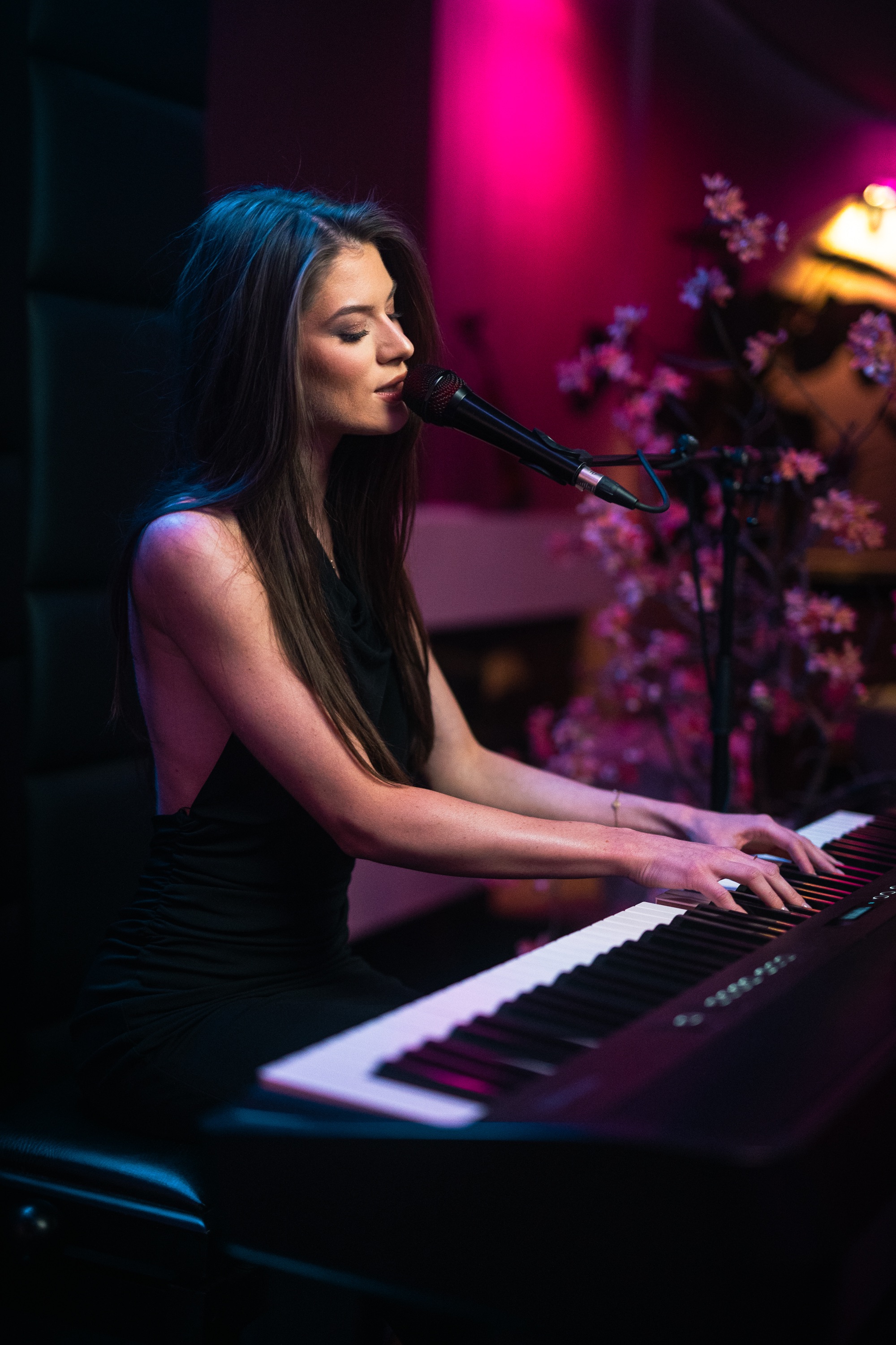 Andrea Nacičová performing live